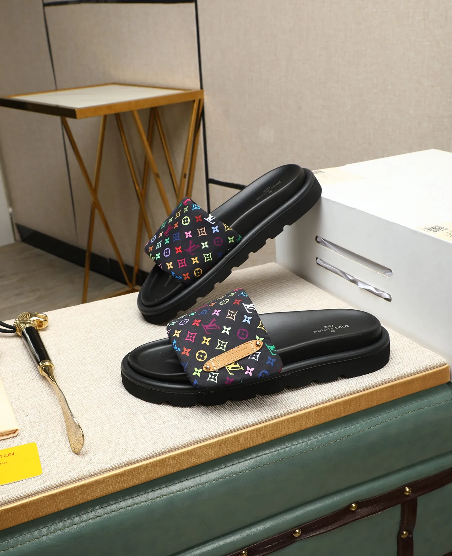 Factory price 360 ​​🐢🐢Men's shoes for couples, with drawer box [LOUIS VUITTON] Louis Vuitton, the latest LV official website printed wallet and men's and women's slippers 🔥🔥🔥 are now on the market. The drawer box is packaged with cloth bags and cards. The upper pattern looks very soft and waxy, and is a super versatile leg slimming tool. Fabric: Imported denim/down silk cotton embossed, LV hardware LOGO, official website pattern printing, lining: water-dyed sheepskin down filling, comfortable to wear, feet: high-elastic PU water platform. Sole: foam sole, heel height: about 5cm. Code number 36-44, (35 45 customized)